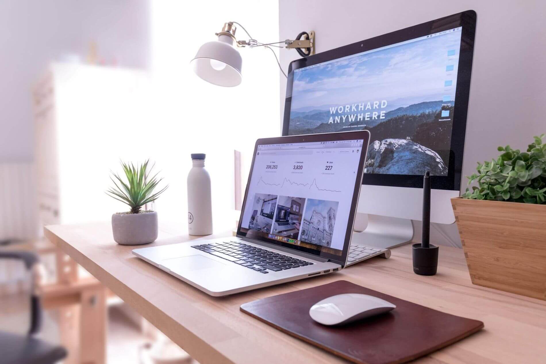 Escritorio moderno minimalista con laptop, libreta y café, representando un espacio de consultoría web en Quito y el Valle de Tumbaco